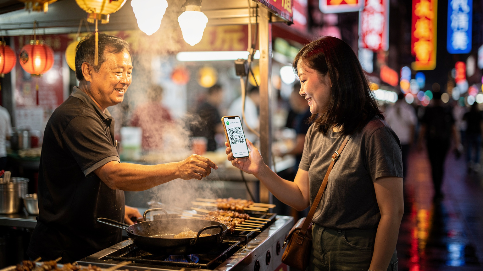 Một du khách người Việt đang sử dụng WeChat để thanh toán tại một quầy bán đồ ăn đường phố nhộn nhịp ở khu Phố Đông, Thượng Hải, với ánh đèn neon rực rỡ và các bảng hiệu tiếng Trung Quốc.
