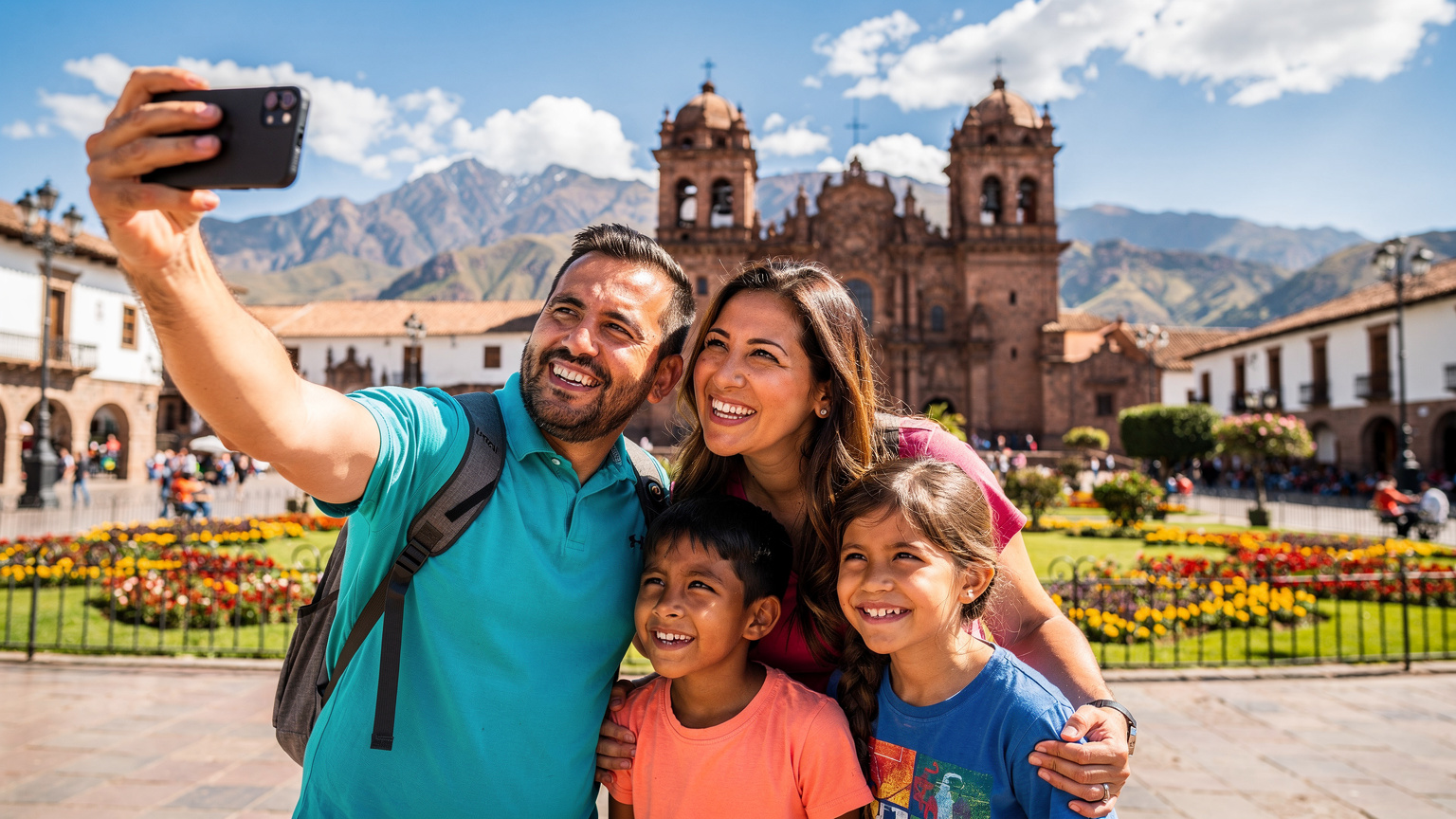 Una familia latina de cuatro miembros, padre, madre y dos niños de 8 y 10 años, posando sonrientes para una selfie en la Plaza de Armas de Cusco, Perú. La majestuosa Catedral de Cusco y las montañas andinas se elevan en el fondo bajo un cielo azul. Todos visten ropa de viaje casual y colorida.