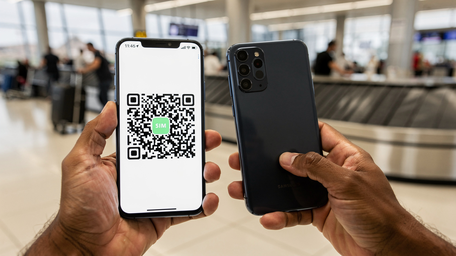 Detailní záběr rukou dospělého, jak skenuje QR kód eSIM z druhého telefonu na letišti v Praia, zatímco v pozadí je vidět letištní hala s cestujícími a zavazadly.