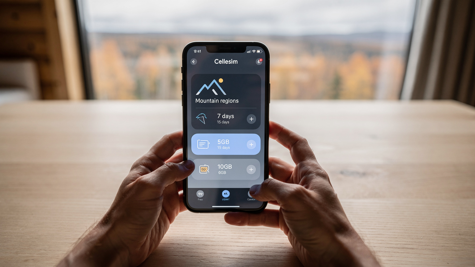 En reisende holder en smarttelefon med Cellesim-appen åpen, viser ulike eSIM-datapakker for fjellregioner, med fokus på varighet og datamengde.