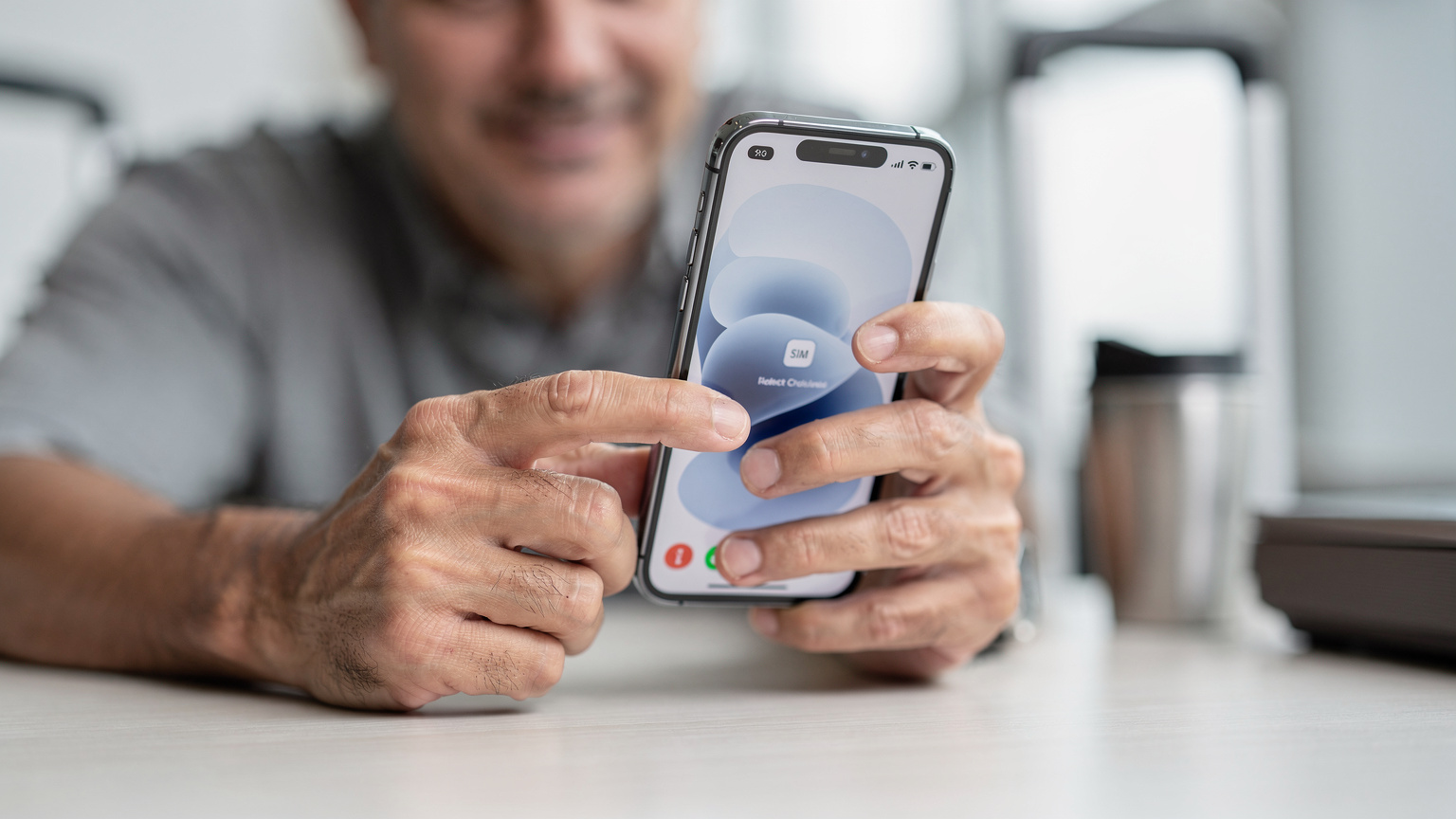 Close-up van handen die een smartphone vasthouden, waarbij de gebruiker de instellingen van het mobiele netwerk aanpast om een eSIM te activeren.