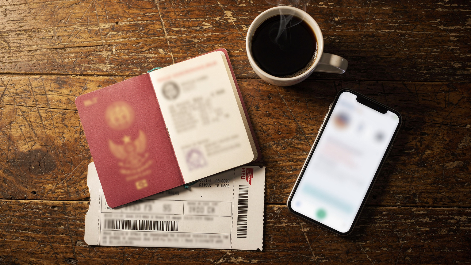 Pandangan atas meja kopi dengan pasport Malaysia, telefon pintar yang memaparkan skrin tetapan eSIM, cawan kopi, dan tiket kapal terbang, menandakan persiapan perjalanan yang teratur.