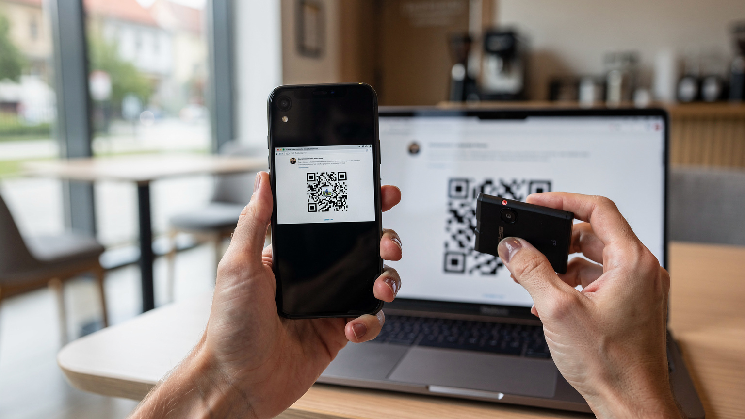 Un călător scanează un cod QR de pe un email, folosind camera telefonului său, într-un interior modern, sugerând instalarea rapidă a unui eSIM.