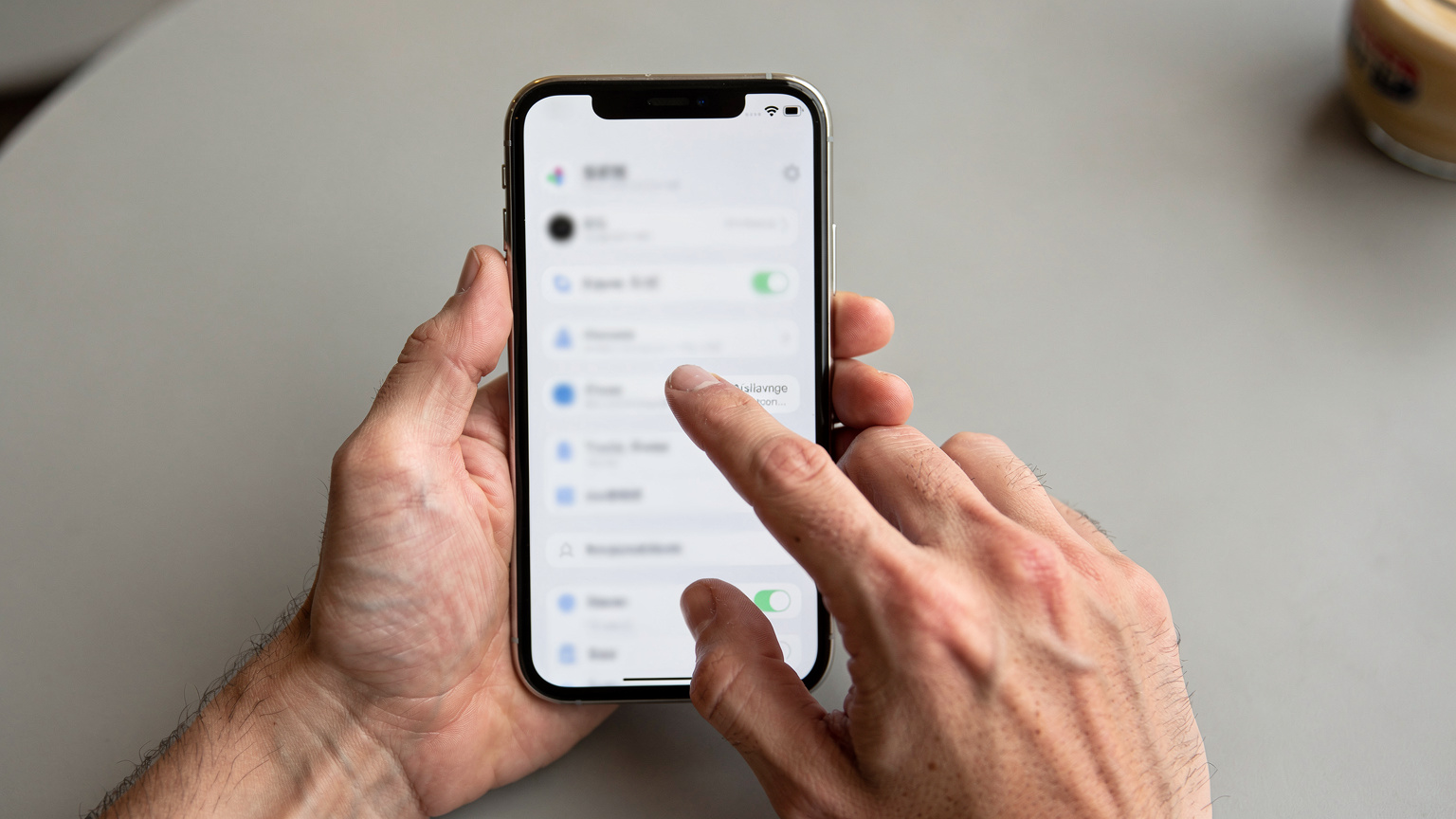 Un écran de téléphone affichant des paramètres de données, avec des mains qui ajustent les réglages pour optimiser la consommation.