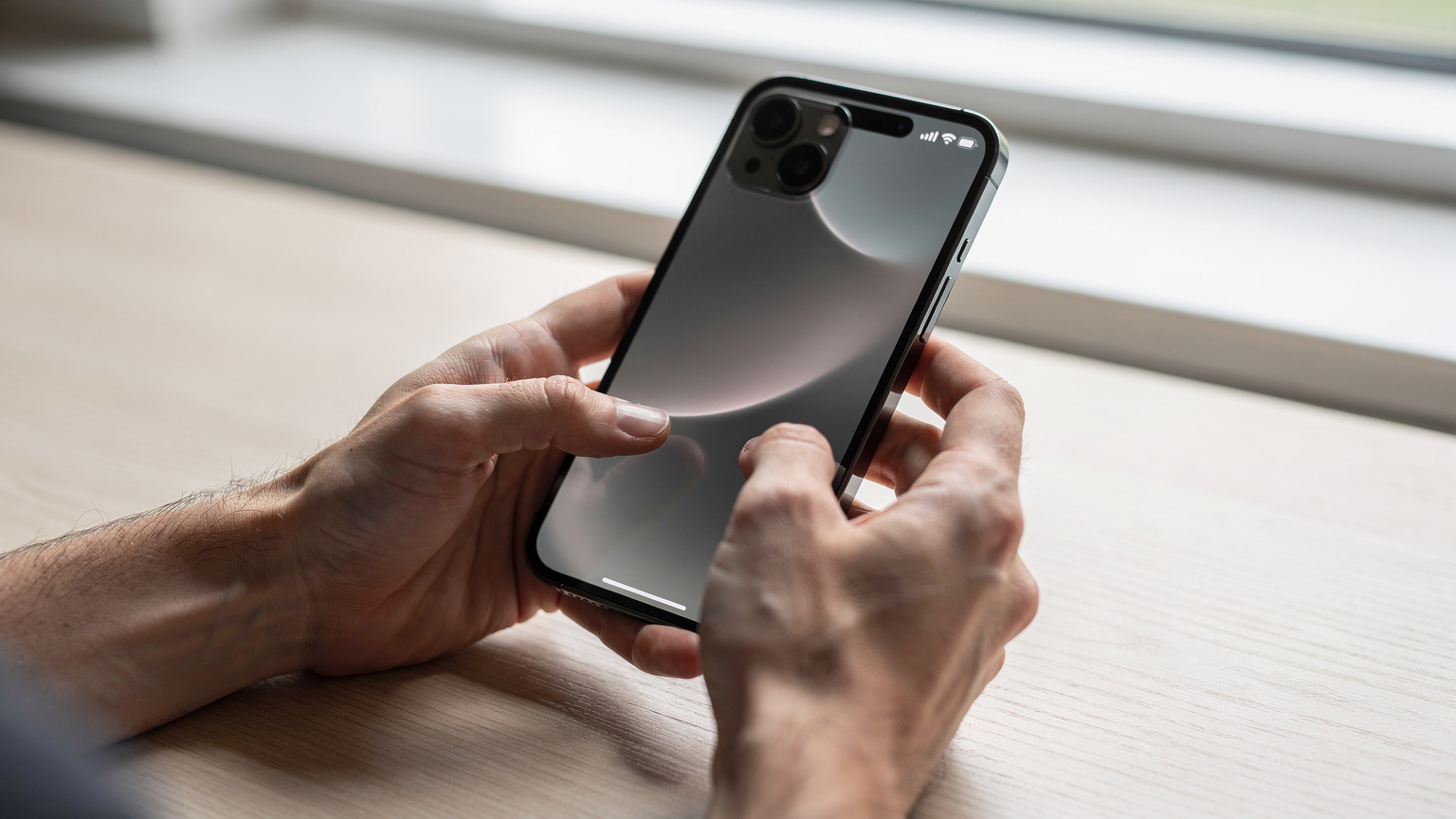 Hände halten ein modernes Smartphone und navigieren durch die iOS-Einstellungen, um die Option zum Hinzufügen einer eSIM zu finden, mit unscharfem Hintergrund.