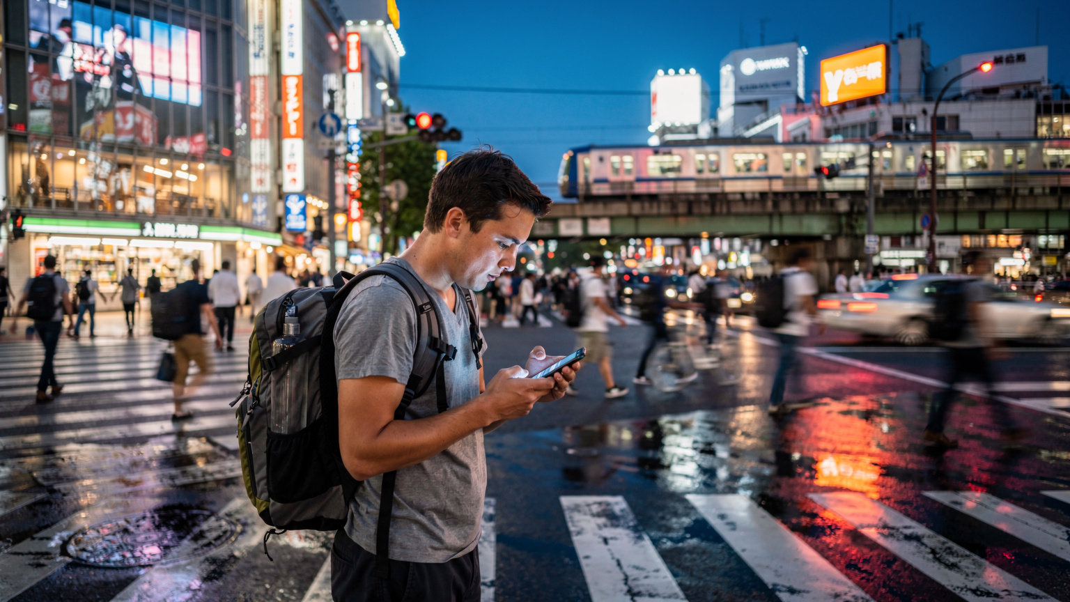 Ein Reisender mit Rucksack steht an einer belebten Kreuzung in Tokio, blickt auf sein Smartphone, das eine Karte anzeigt, und scheint eine Wegbeschreibung zu suchen, umgeben von Neonreklamen und Menschen.