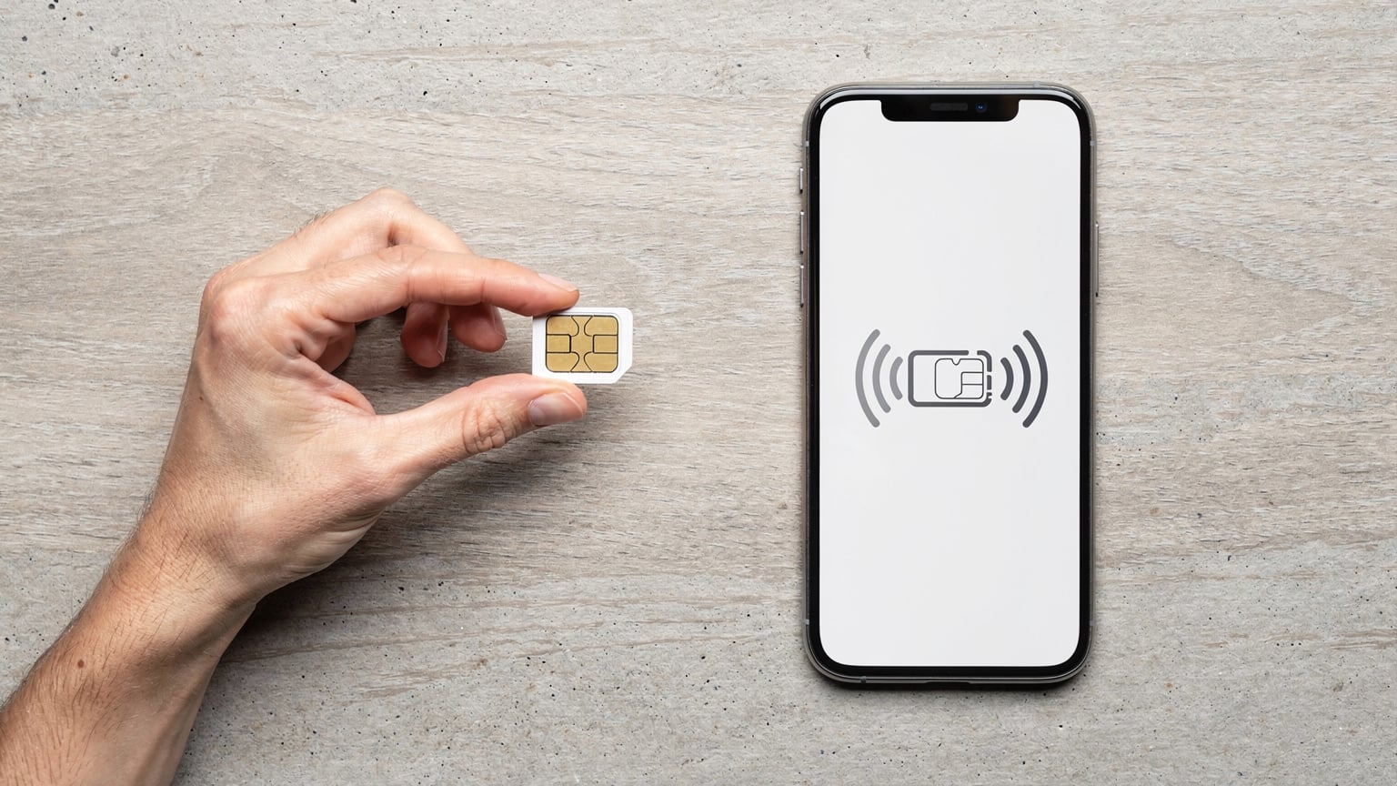Eski ve yeni nesil SIM kart teknolojilerini karşılaştıran bir görsel. Solda küçük bir fiziksel SIM kart, sağda ise telefon ekranında belirten dijital bir eSIM simgesi.