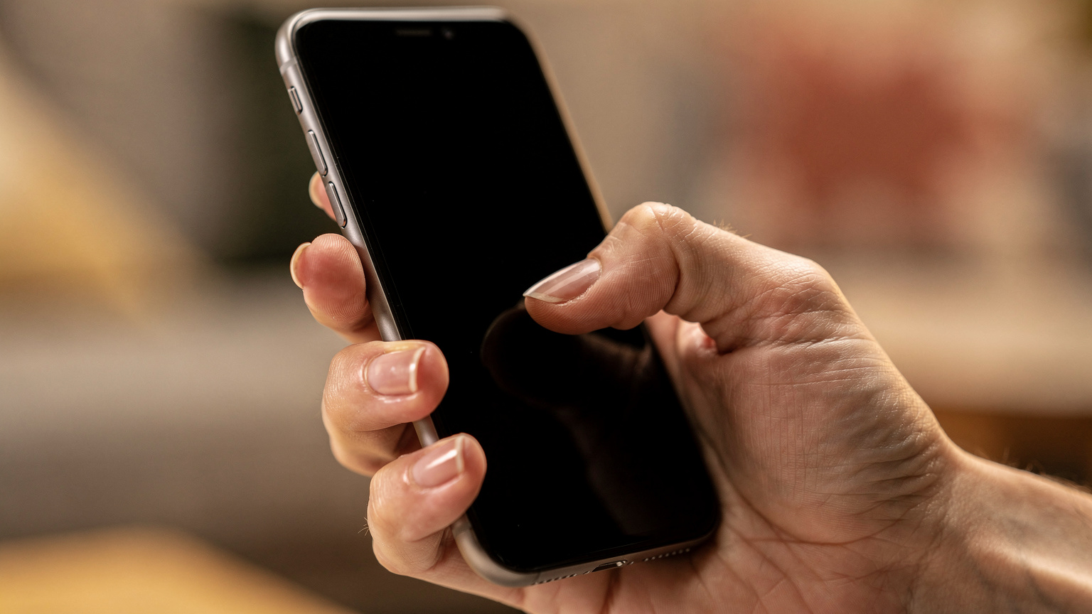 Mână umană ajustând setările de rețea pe un smartphone modern, dezactivând roamingul pentru SIM-ul principal și activând eSIM-ul pentru date.