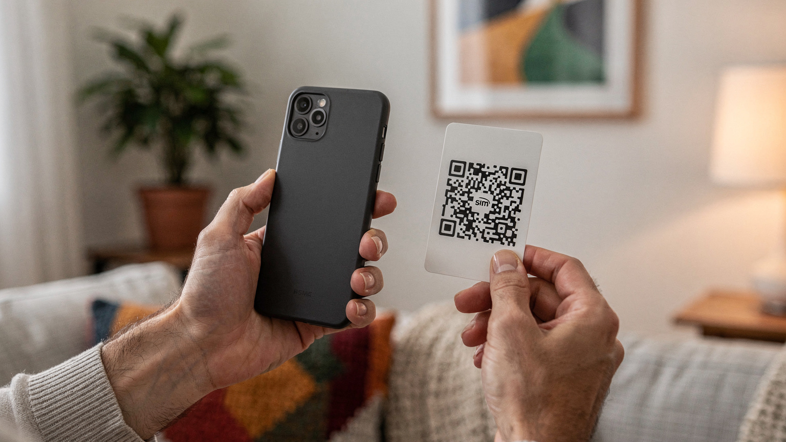Close-up de mãos de uma pessoa escaneando um QR code com um smartphone, com o fundo levemente desfocado de uma sala de estar aconchegante, indicando a facilidade de ativação do eSIM em casa.