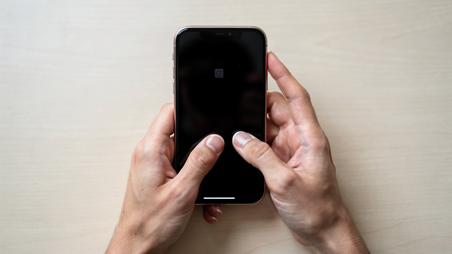 Un primer plano de manos sosteniendo un teléfono inteligente, con el dedo pulgar interactuando con la pantalla para activar una eSIM, mostrando el proceso intuitivo y sin complicaciones.