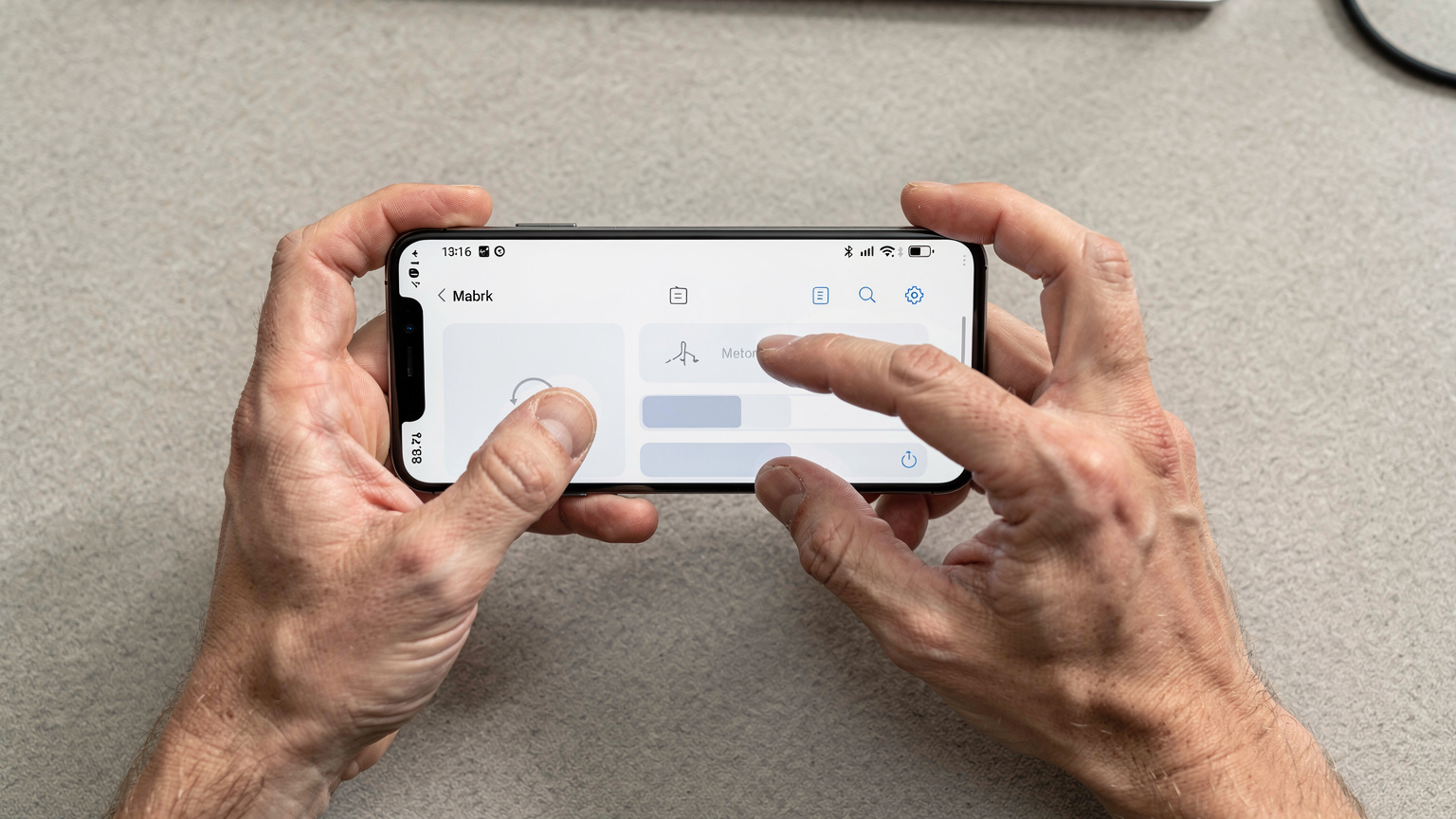 Mãos de uma pessoa segurando um smartphone, navegando pelas configurações de rede móvel, com foco na tela exibindo as opções de APN e seleção de operadora, em um ambiente bem iluminado.