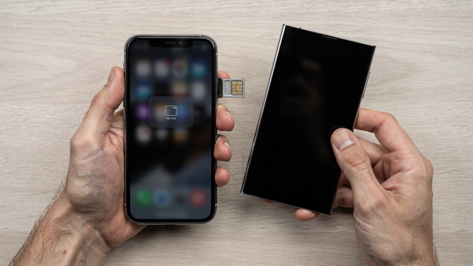 En person holder to smartphones, den ene med en digital eSIM-profil vist på skærmen og den anden med et traditionelt fysisk SIM-kort, der er skubbet ud af bakken.