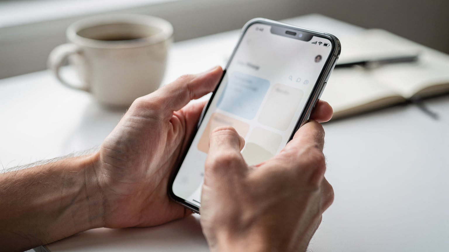 Une main d'adulte configure les paramètres d'une eSIM sur un smartphone, avec un écran affichant des options de forfait de données, dans un cadre lumineux.