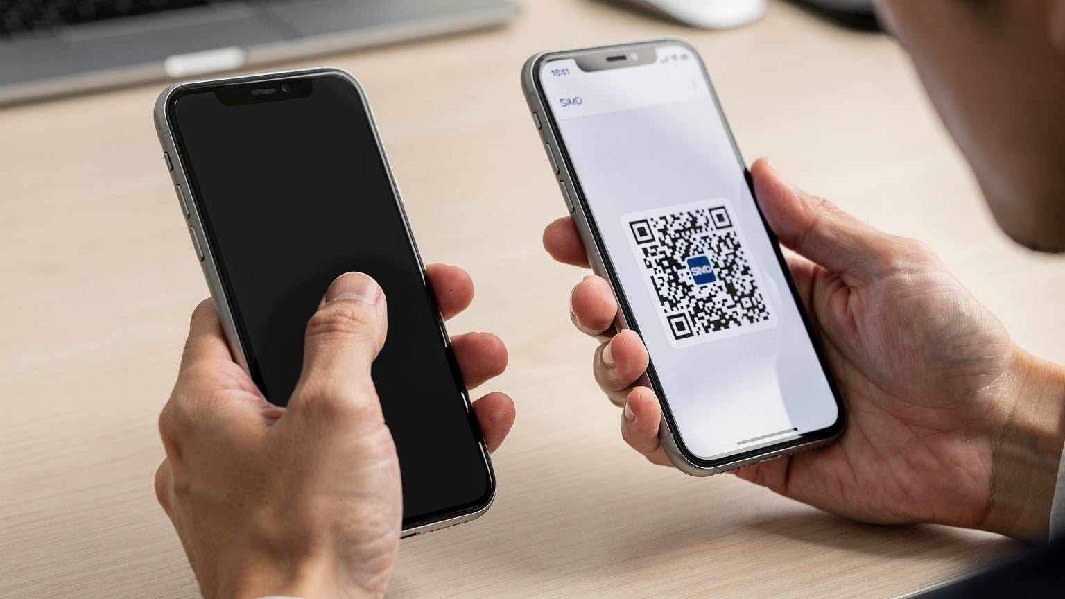 iPhoneの画面にeSIMのQRコードをスキャンしている手のクローズアップ。指先はわずかに震えているが、作業はスムーズに進んでいる。