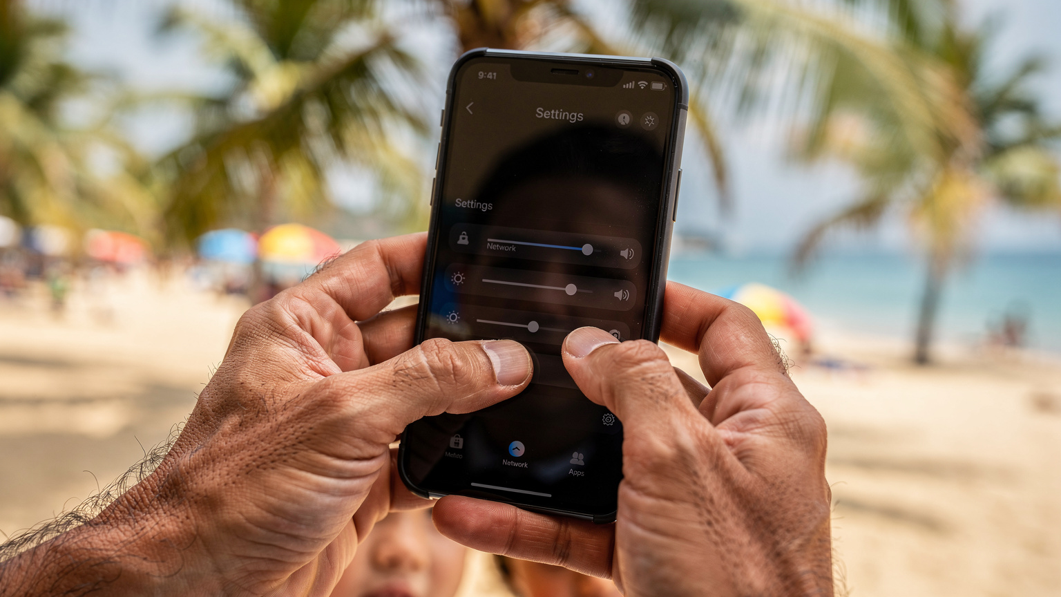 Un primer plano de las manos de un padre configurando los controles parentales en el teléfono de su hijo, que tiene una eSIM activa. Se ve la interfaz de configuración de red y la sección de límites de aplicaciones en una playa de Cartagena, Colombia, con el mar de fondo.