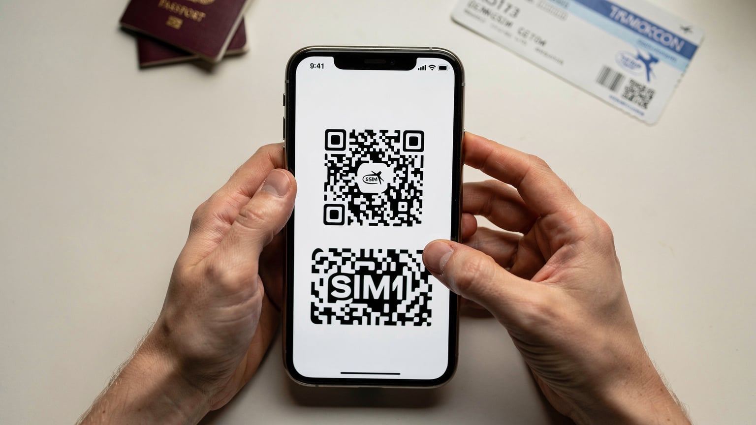 एक यात्री अपने iPhone पर Cellesim ऐप का उपयोग करके eSIM QR कोड को स्कैन कर रहा है, जो यात्रा से पहले अपने डेटा प्लान को सक्रिय कर रहा है.