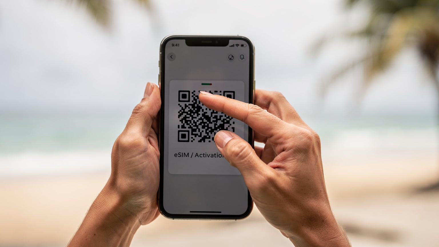 Крупный план женских рук, держащих смартфон и сканирующих QR-код eSIM на экране, с размытым фоном бразильского пляжа.