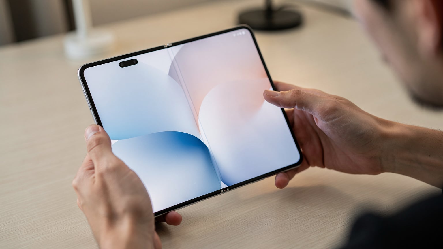 Samsung Galaxy Z Fold 7 पर 'SIM manager' स्क्रीन का क्लोज-अप, एक हाथ QR कोड स्कैन करने के लिए तैयार है।