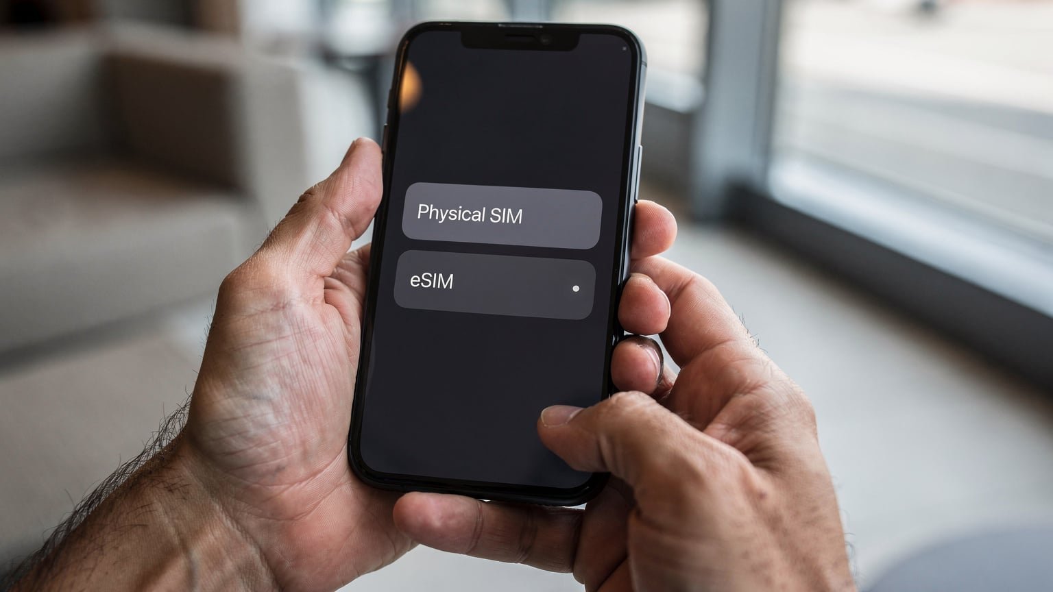 Bir akıllı telefonun ayarlar menüsünde, mobil veri seçenekleri ekranında fiziksel SIM kart ve eSIM profilleri gösteriliyor. Kullanıcı, veri bağlantısı için eSIM'i seçmiş durumda.