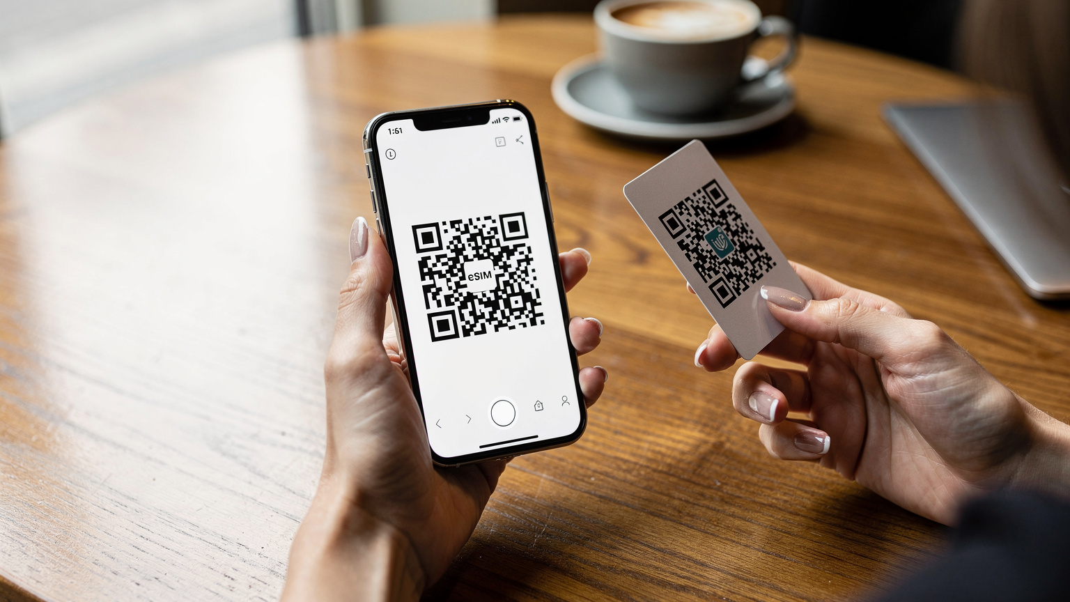 Una mano femenina sostiene un teléfono inteligente, interactuando con una pantalla donde se muestra un código QR, el cual se escanea para activar una eSIM. La escena tiene lugar en un café moderno de Londres.