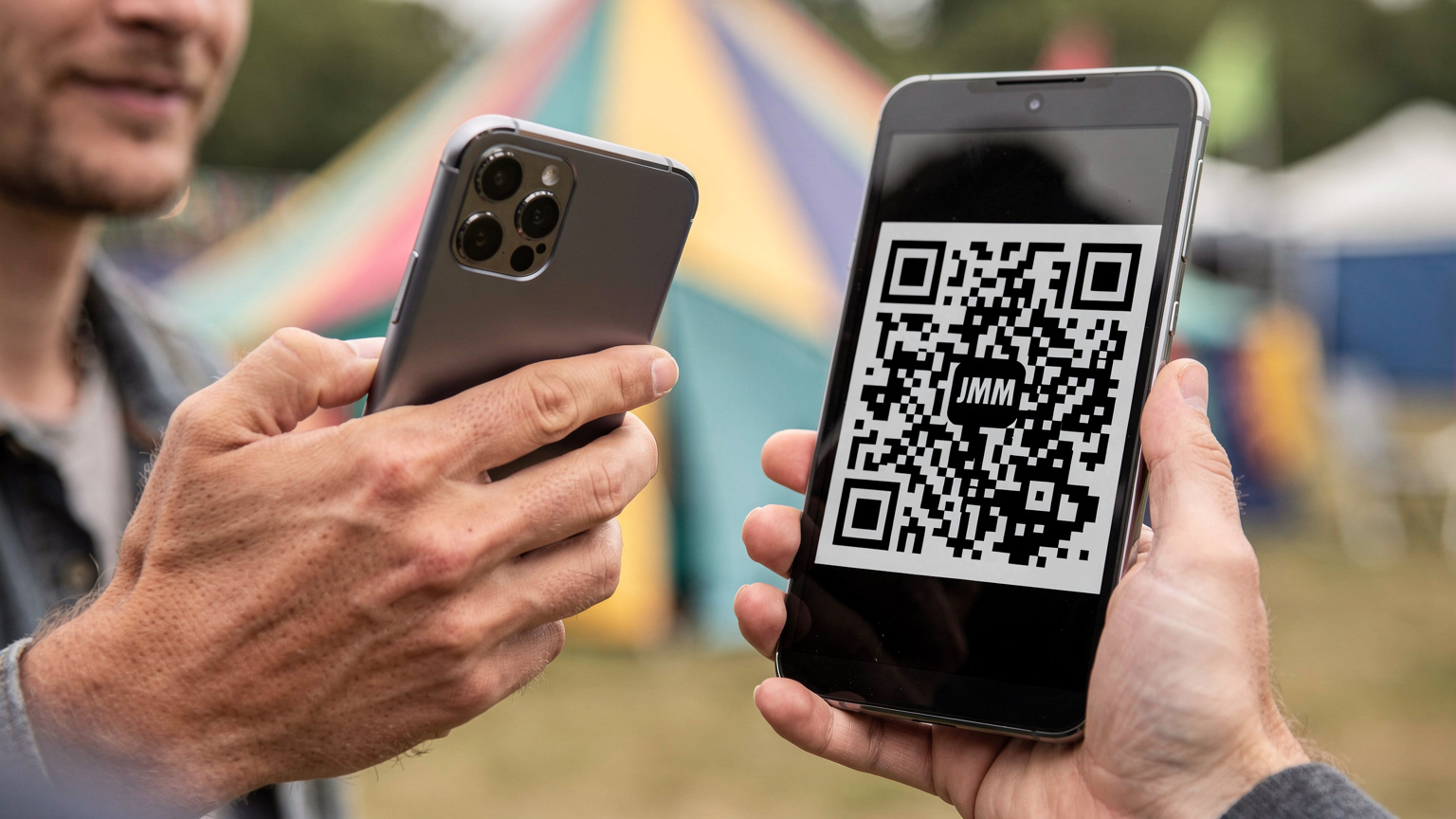 Nærbillede af hænder, der holder en smartphone og scanner en QR-kode fra en anden enhed, med en let sløret baggrund af et telt i en festivallejr, der antyder hurtig og ubesværet digital installation.