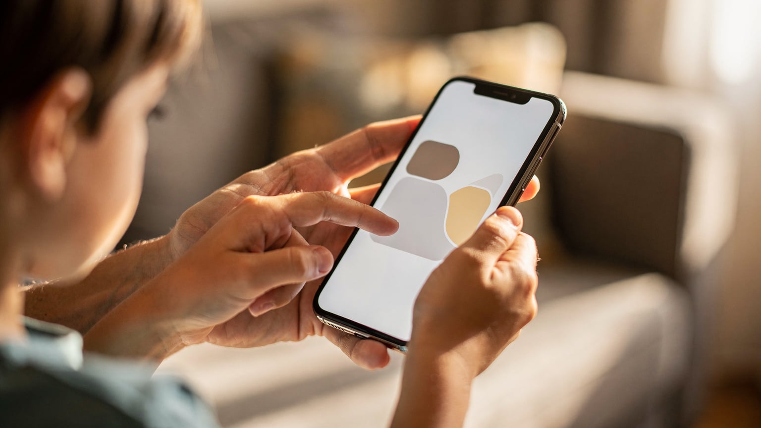 Une mère explique à son enfant comment une eSIM est installée sur un smartphone compatible.