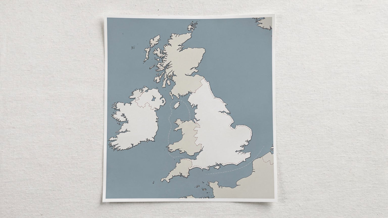 Un mapa estilizado del Reino Unido e Irlanda en tonos suaves, con una línea punteada que representa la frontera entre Irlanda del Norte y la República de Irlanda. Diferentes colores o iconos distinguen las zonas de cobertura de redes y una pequeña flecha indica un posible cruce fronterizo, resaltando la complejidad de la conectividad entre ambos.