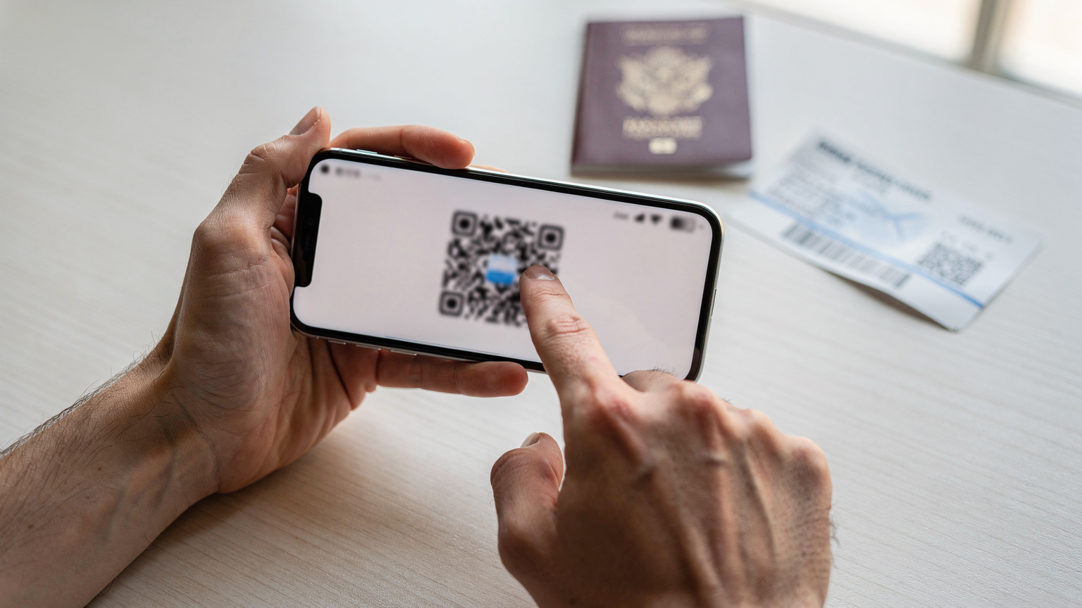 Unas manos sostienen un smartphone, mostrando el proceso de escaneo de un código QR para activar una eSIM. Sencillez y rapidez.