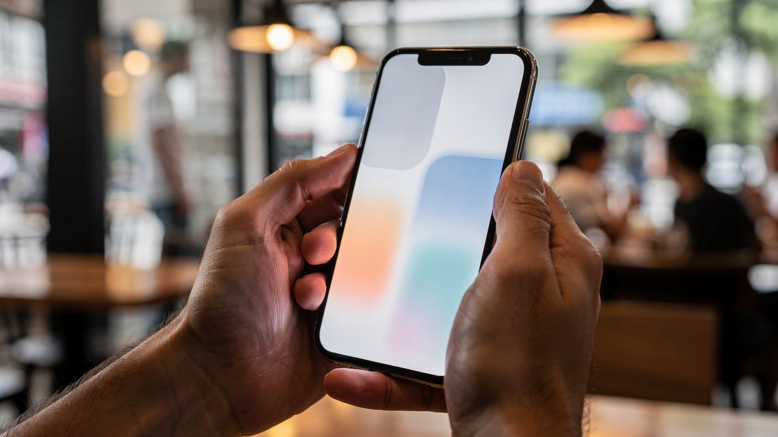 Un smartphone affichant un écran de confirmation d'activation eSIM, tenu par des mains dans un café animé du quartier de Thonglor à Bangkok, avec des passants flous en arrière-plan.