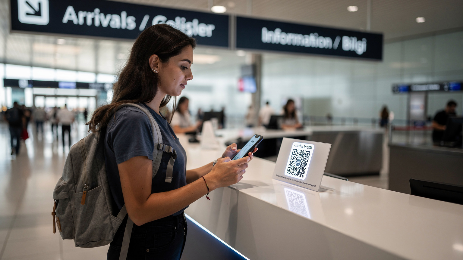Un călător folosește telefonul mobil pentru a scana un cod QR de activare eSIM în zona de sosiri a Aeroportului Istanbul (IST), cu alte persoane în fundal și indicatoare în turcă și engleză.