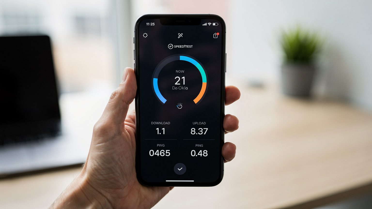 Speedtest uygulamasının arayüzü açık olan bir akıllı telefonun yakın çekimi, hız testi sonuçlarını gösteriyor.
