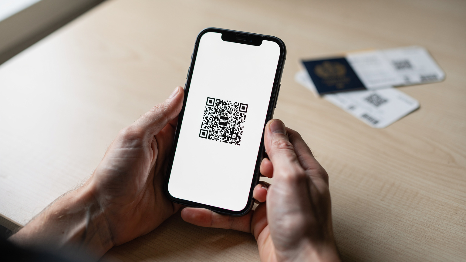 มุมมองระยะใกล้ของโทรศัพท์มือถือที่แสดง QR Code สำหรับติดตั้ง eSIM บนหน้าจอ