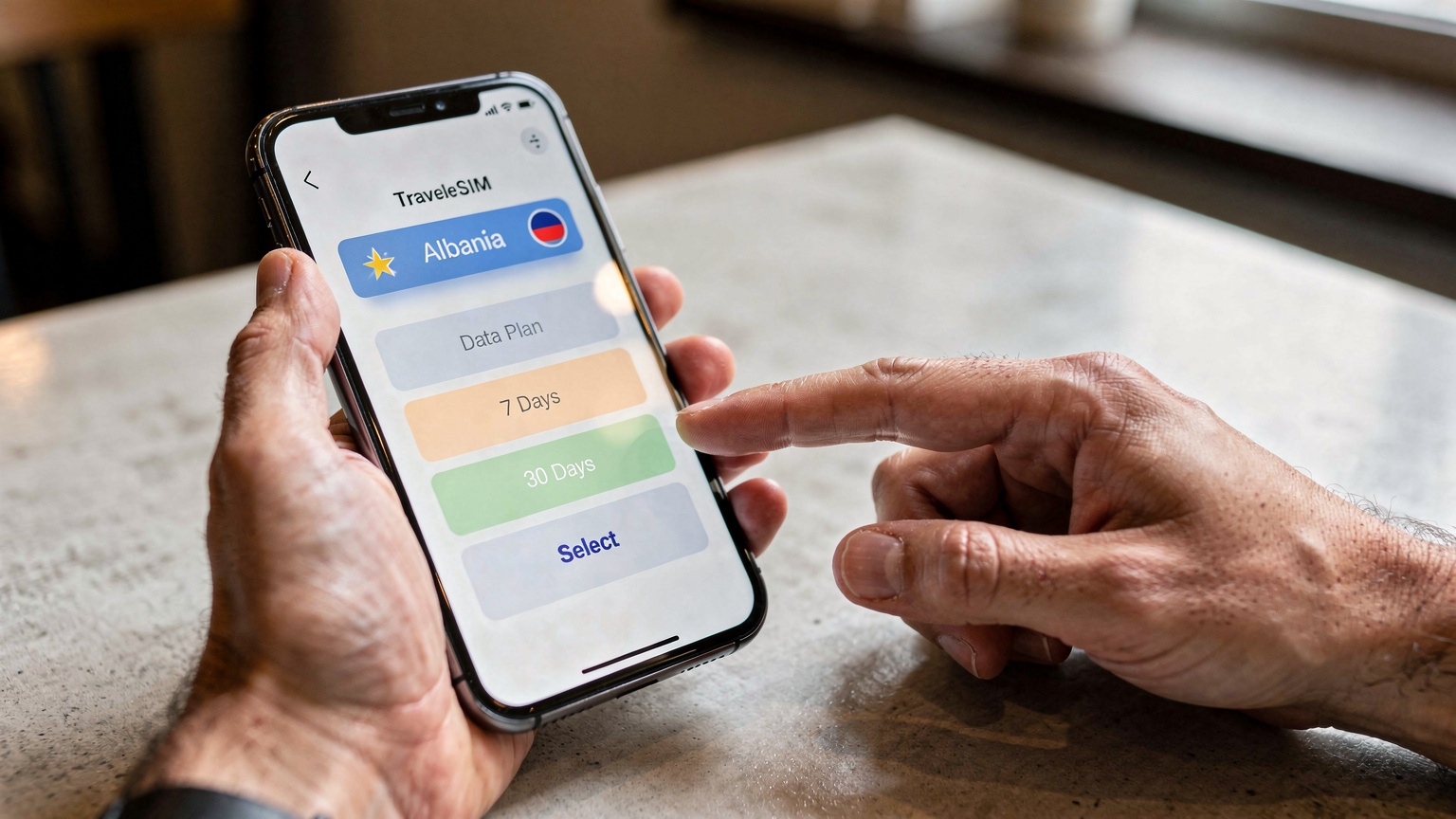 En hand håller en smartphone som visar Cellesims app med olika eSIM-paket för Albanien, medan en annan hand pekar på skärmen.