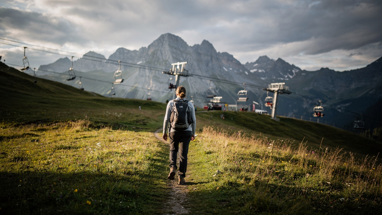 Vallée de Malbun au Liechtenstein avec un randonneur au premier plan, télésiège en arrière-plan