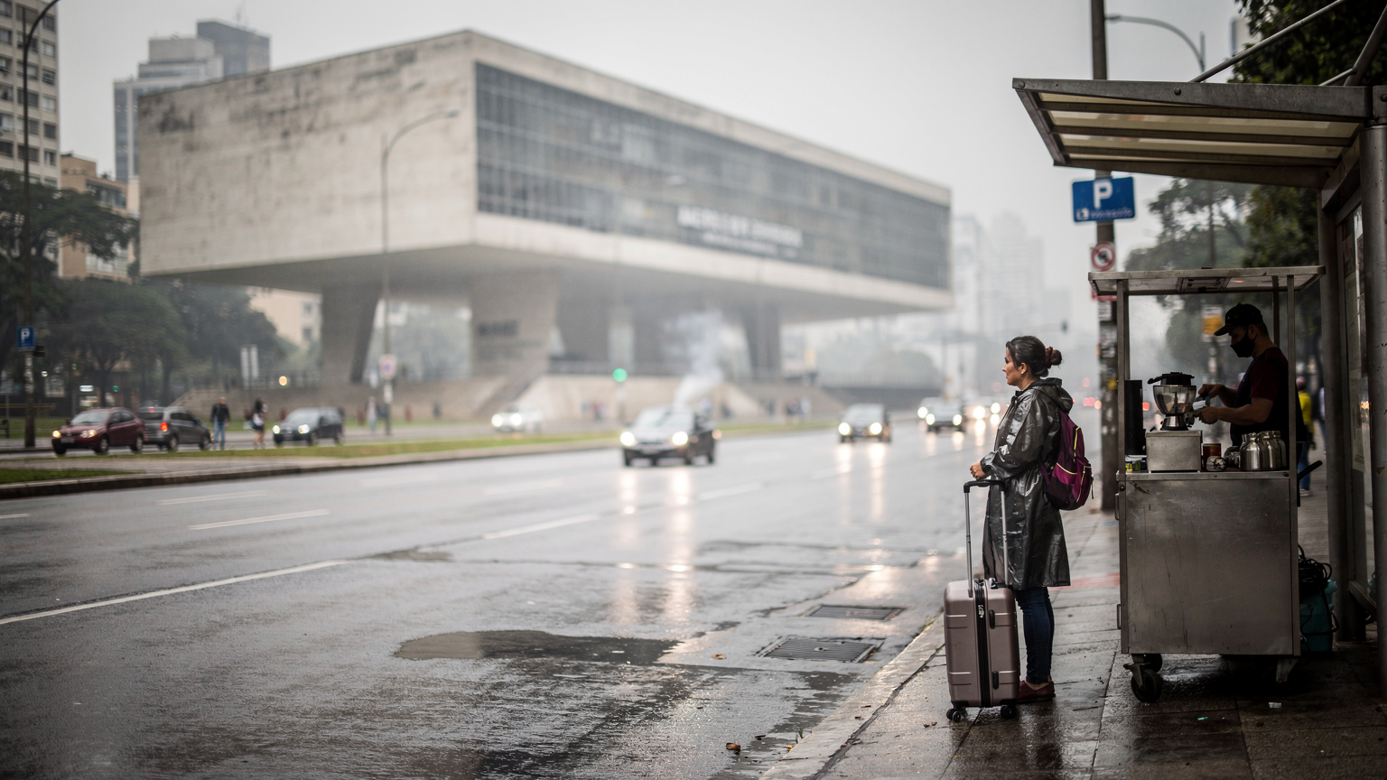 Avenida Paulista ao amanhecer, vendedor de café, chuva leve, fotografia documental