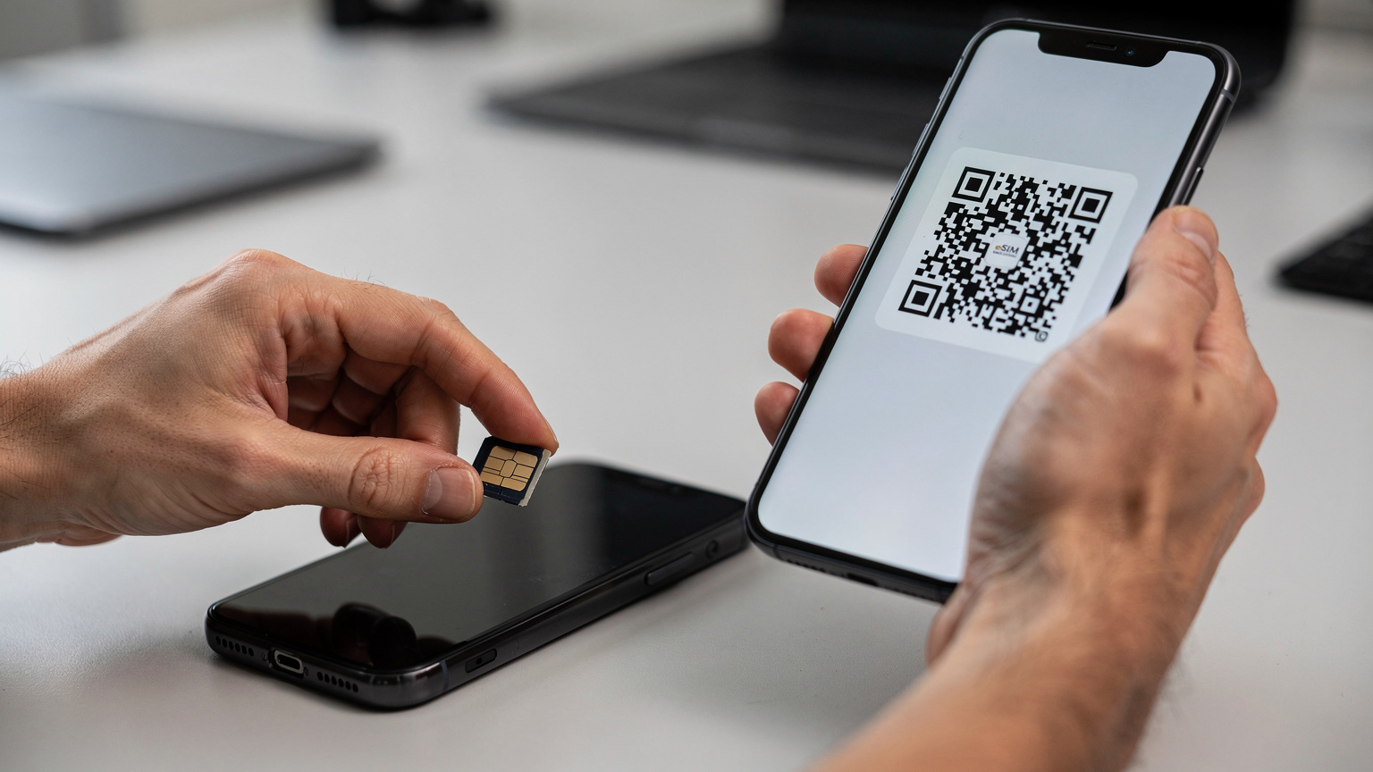 O mână introduce o cartelă SIM fizică într-un telefon, în timp ce un alt telefon afișează un cod QR pentru activarea eSIM. Contrastul dintre cele două metode de conectivitate este evident.