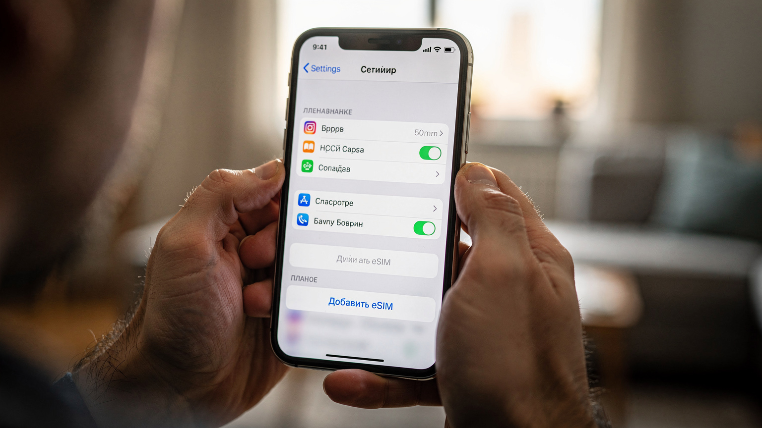 Экран настроек iPhone с разделом сотовая связь и добавлением eSIM