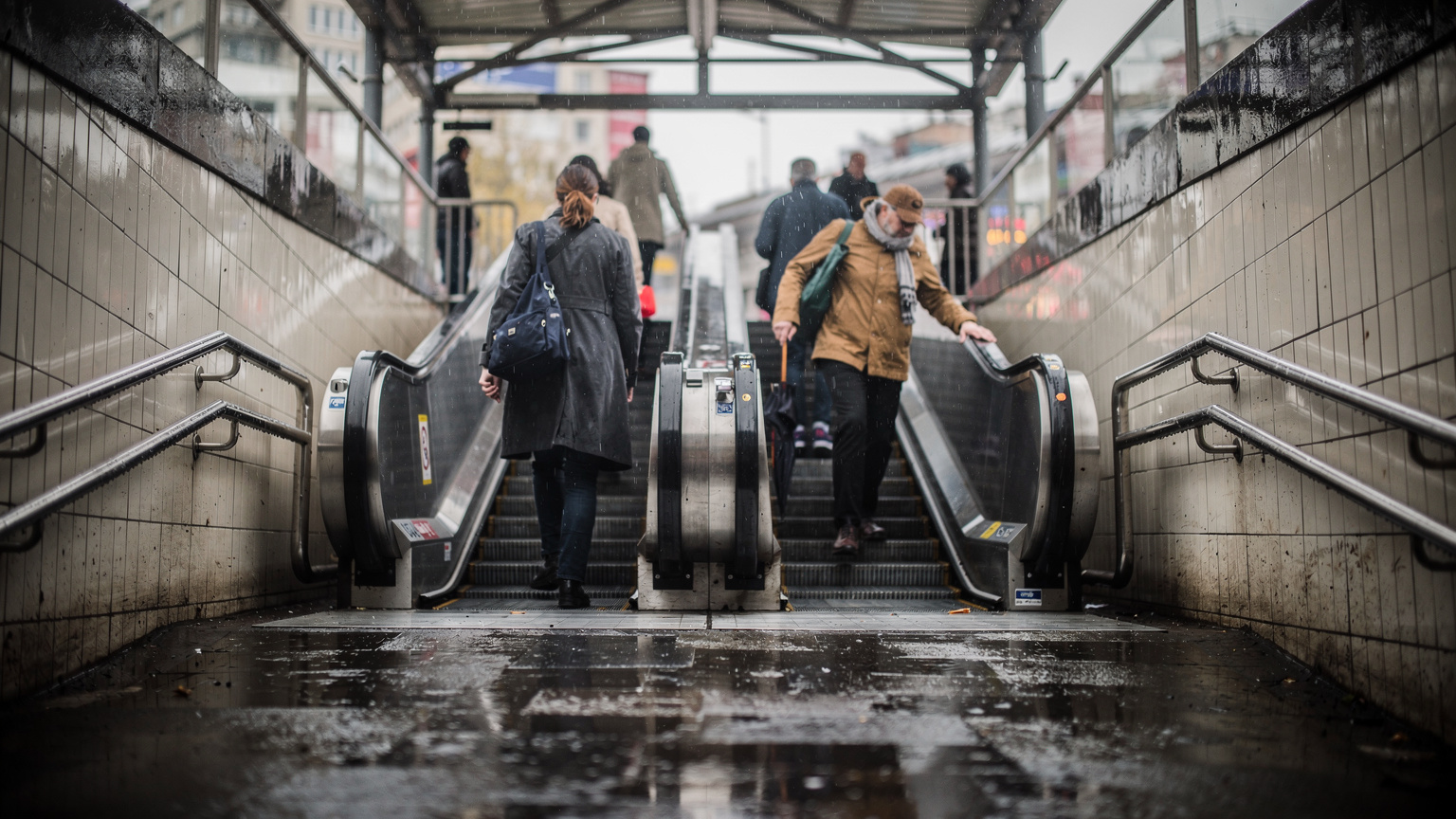 Ingresso della metropolitana di Kadıköy a Istanbul con persone che scendono le scale, luce grigia