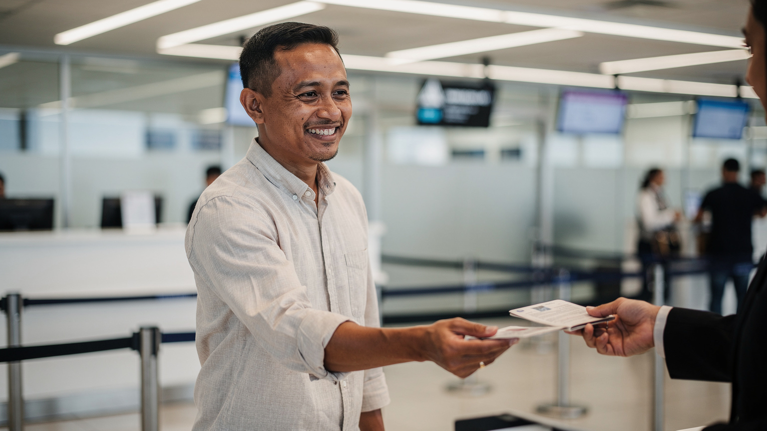 Pengembara Melayu tersenyum lega sambil menghulurkan passport di kaunter imigresen selepas berjaya mengaktifkan eSIM, cahaya pendarfluor lembut di ruang ketibaan