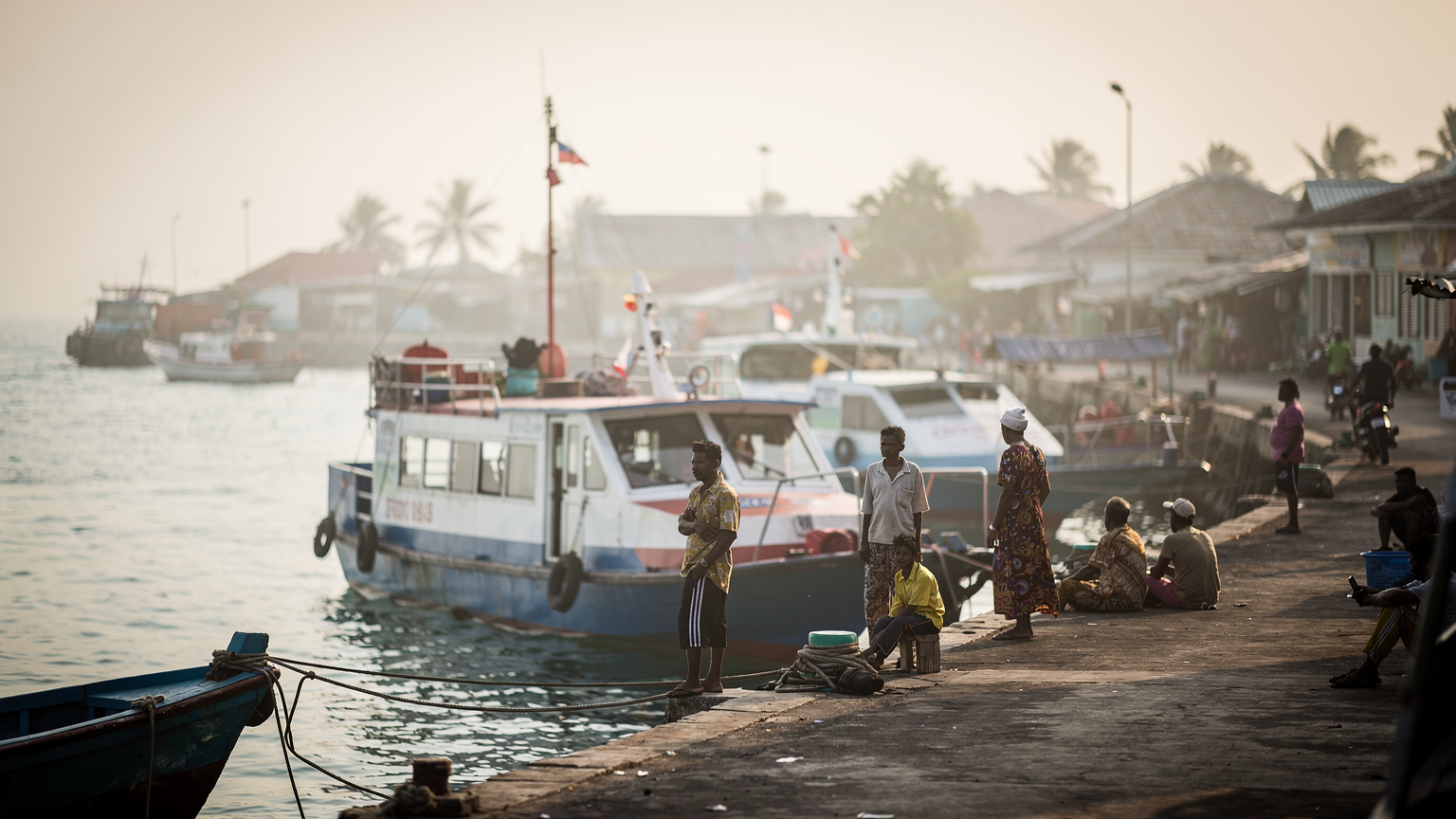 Ranní přístav na ostrově Malé s trajektem na Maafushi, místní čekají u mola