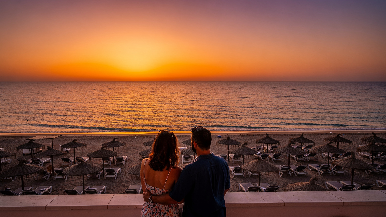 Coucher de soleil sur la plage de Hammamet depuis le toit d'un hôtel, couple regardant la mer