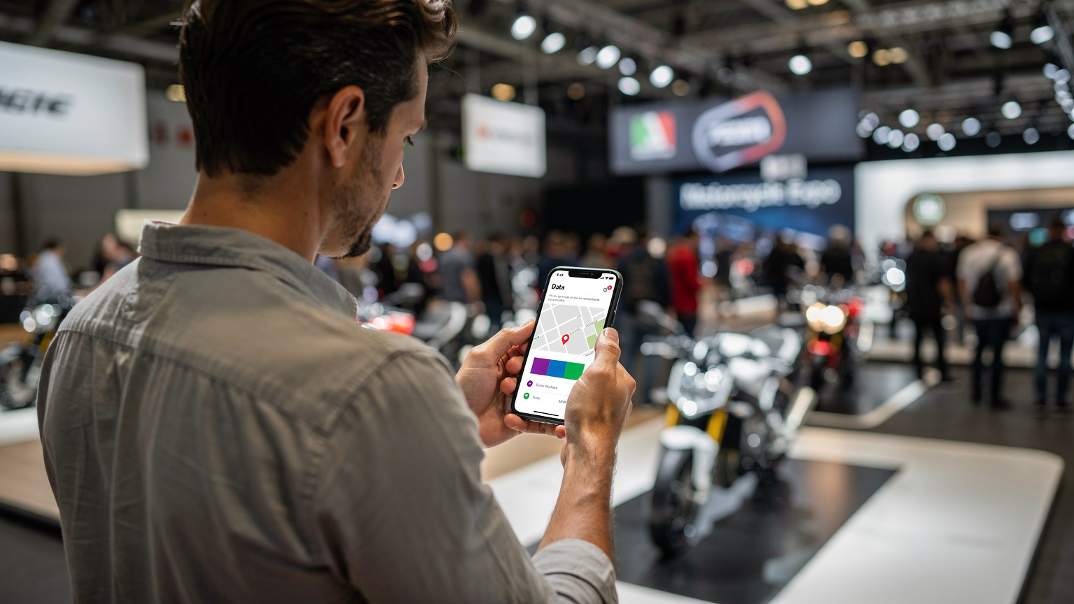 En person, der holder en smartphone og tjekker dataforbrug, med en motorcykeludstilling i baggrunden, illustrerer planlægning af data til EICMA 2026.