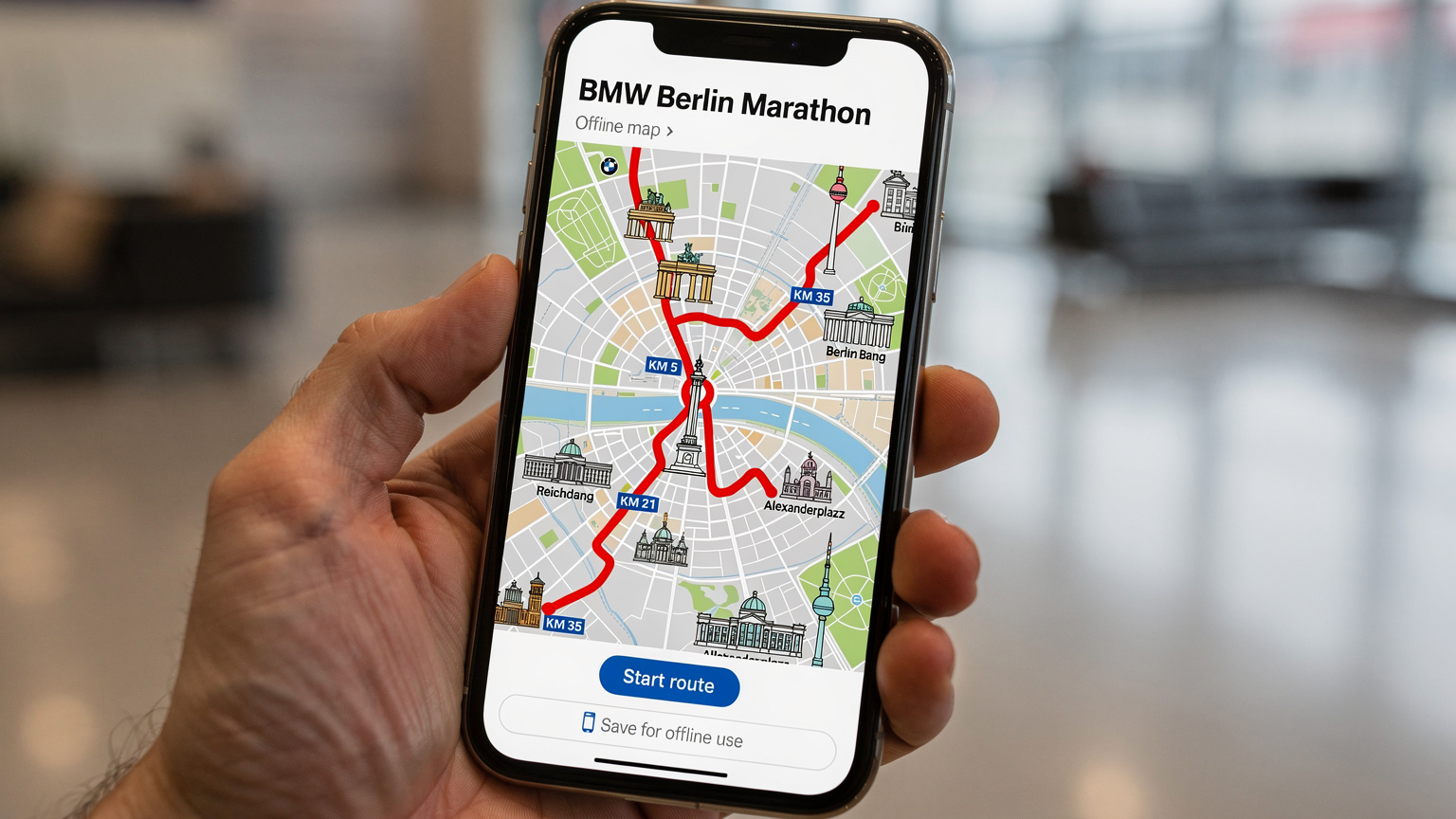Peta offline Berlin di layar ponsel, menunjukkan rute maraton dan lokasi penting lainnya.