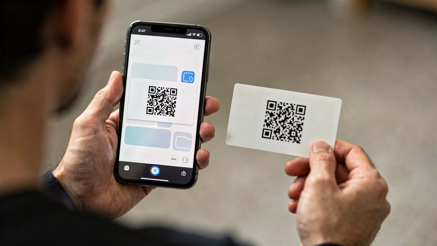 Una persona che installa un'eSIM scansionando un codice QR con il proprio smartphone, con un'interfaccia generica sullo schermo.