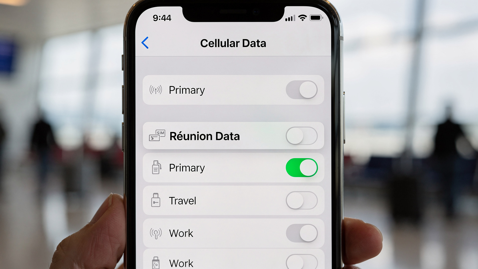 Interface de smartphone montrant les réglages de données cellulaires avec des options eSIM pour la Réunion.