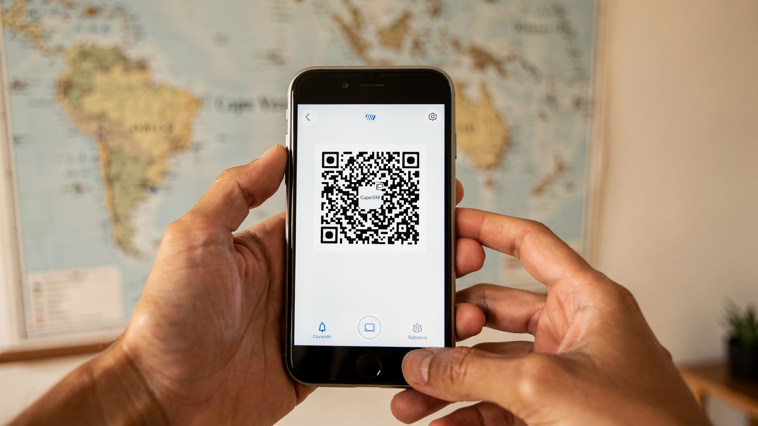 Mãos segurando um telemóvel a digitalizar um código QR para ativar um eSIM, com um mapa de Cabo Verde no fundo.
