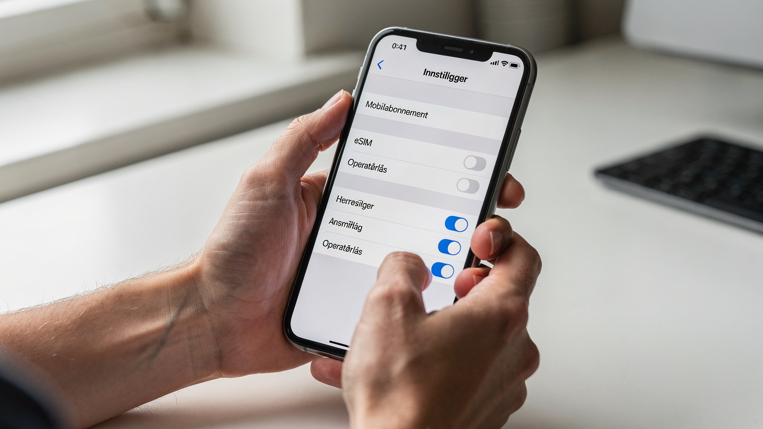 En person sjekker telefoninnstillingene for å bekrefte eSIM-kompatibilitet og operatørlås.
