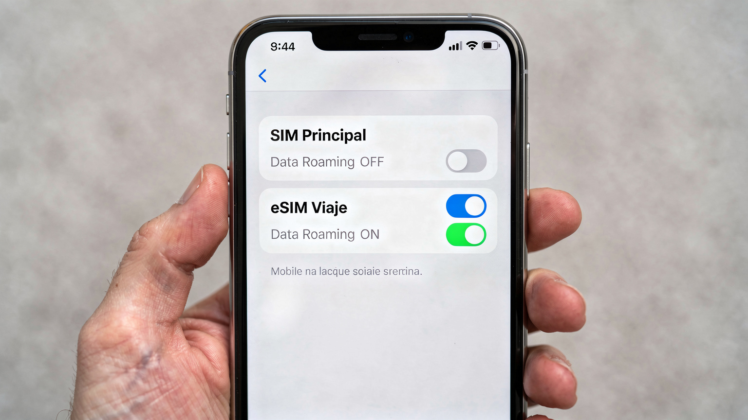 Una captura de pantalla parcial de un teléfono mostrando la configuración de datos móviles con la opción de 'itinerancia de datos' claramente desactivada para una SIM y activada para la eSIM de viaje.