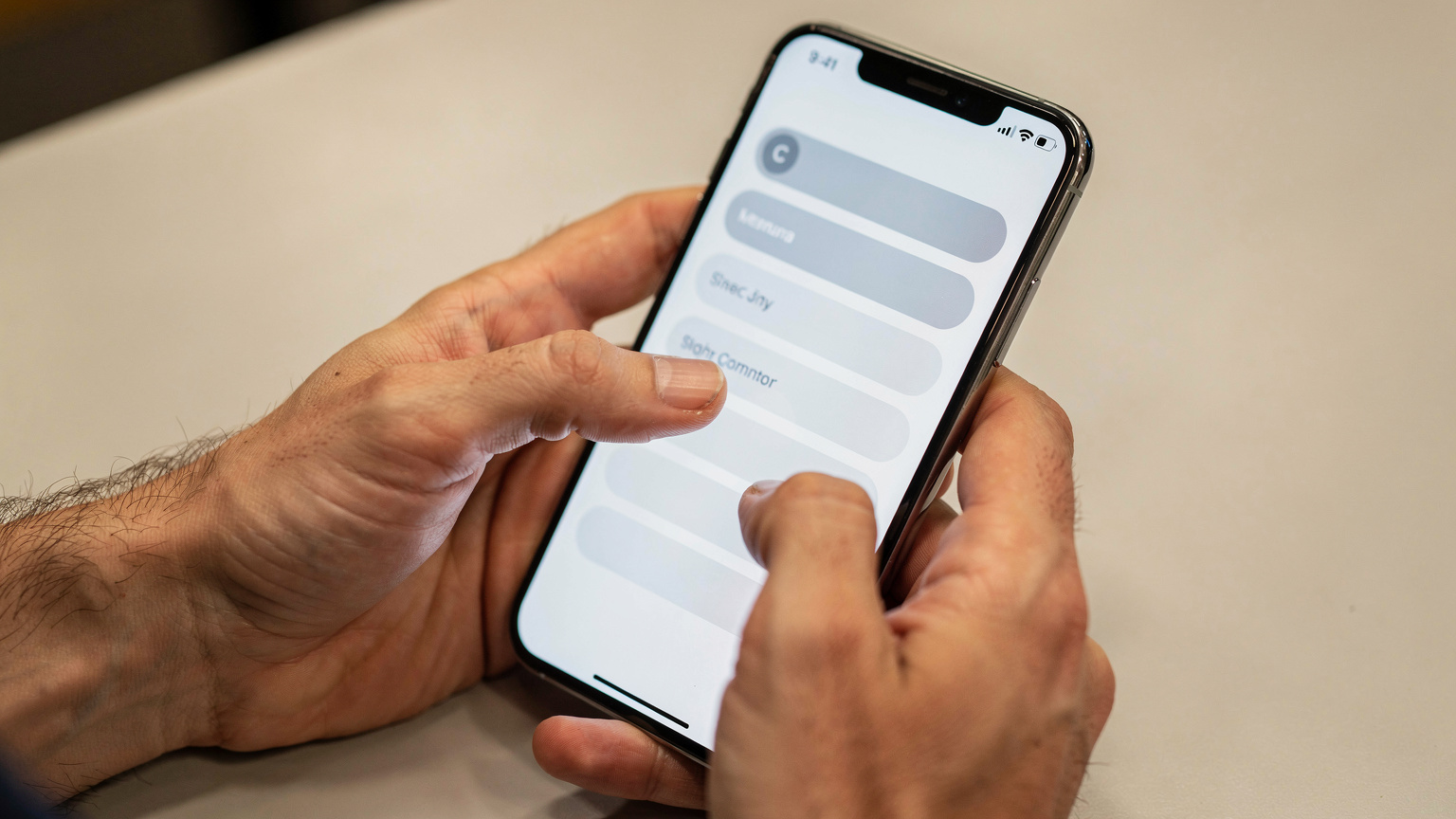 Mãos de um homem usando um smartphone para navegar pelo menu de configurações de rede, com os dedos tocando a tela para selecionar a opção 'Adicionar Plano Celular' ou 'Adicionar eSIM'.