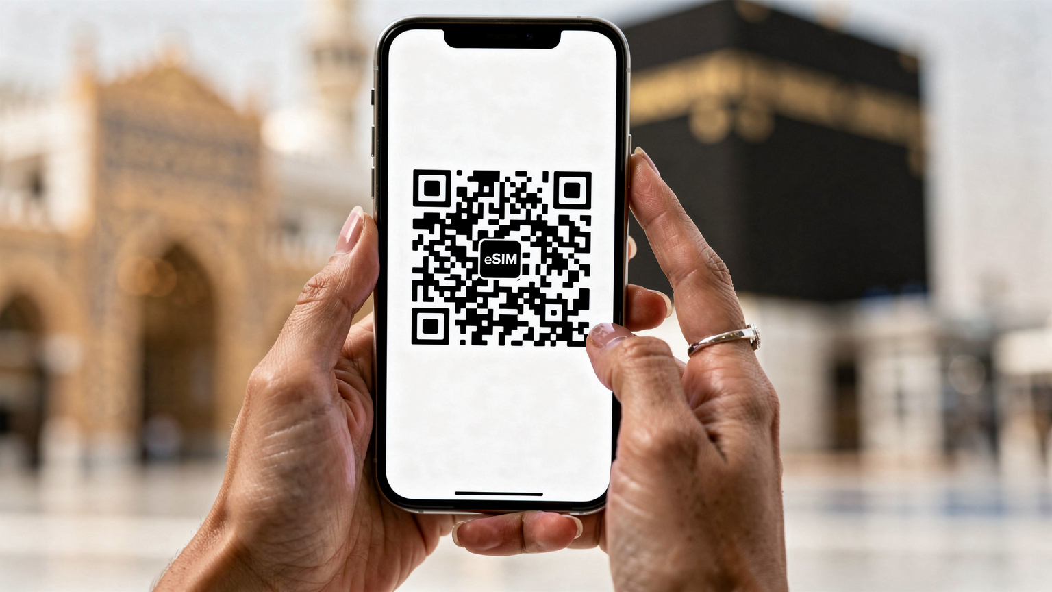 يد حاجة تمسك هاتفًا ذكيًا يظهر عليه رمز QR لتفعيل eSIM، مع خلفية ضبابية لمشهد من مكة المكرمة.